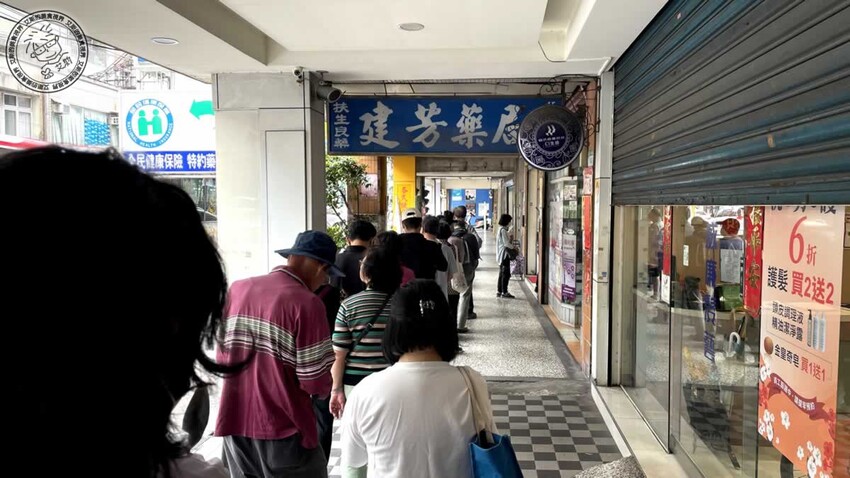 天母最強雞腿飯!圓環魯肉飯 雞腿飯皮薄肉嫩多汁,排隊30分鐘也要吃。