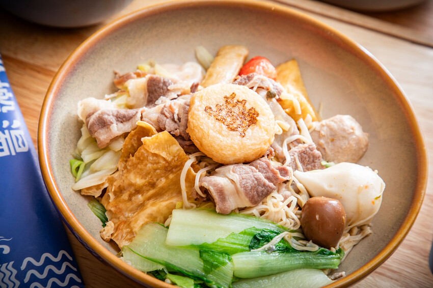 靠一碗湯征服上班族！配料澎湃、湯頭厲害爆紅湯煮料理，價位還很親民