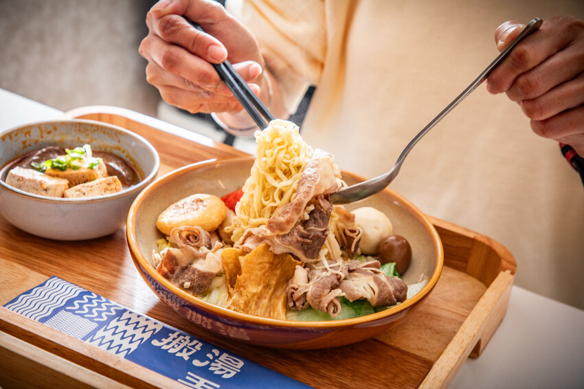 靠一碗湯征服上班族！配料澎湃、湯頭厲害爆紅湯煮料理，價位還很親民