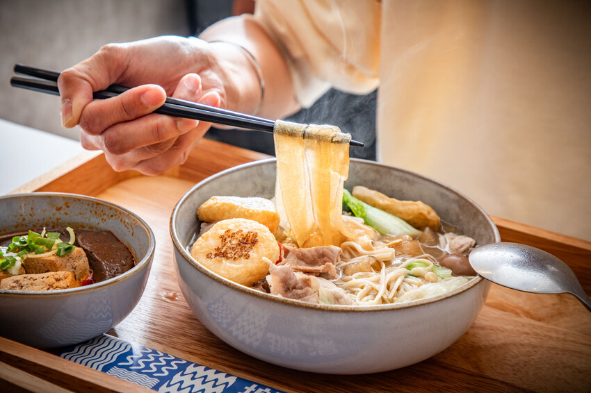 靠一碗湯征服上班族！配料澎湃、湯頭厲害爆紅湯煮料理，價位還很親民