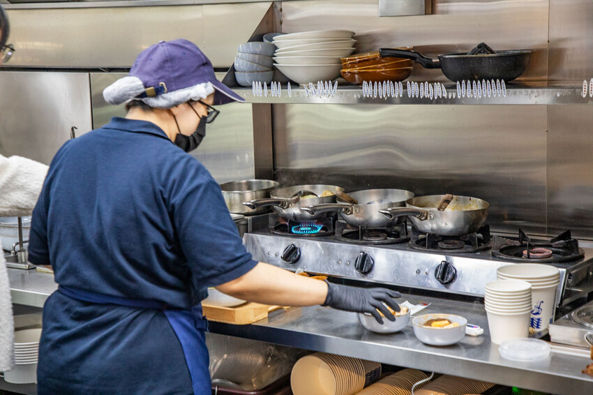 靠一碗湯征服上班族！配料澎湃、湯頭厲害爆紅湯煮料理，價位還很親民