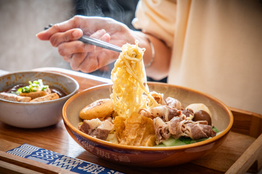 靠一碗湯征服上班族！配料澎湃、湯頭厲害爆紅湯煮料理，價位還很親民