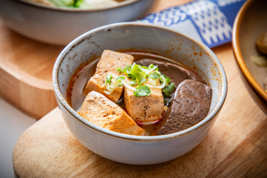 靠一碗湯征服上班族！配料澎湃、湯頭厲害爆紅湯煮料理，價位還很親民