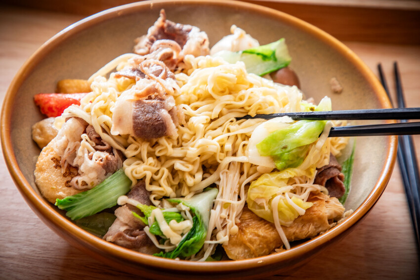 靠一碗湯征服上班族！配料澎湃、湯頭厲害爆紅湯煮料理，價位還很親民