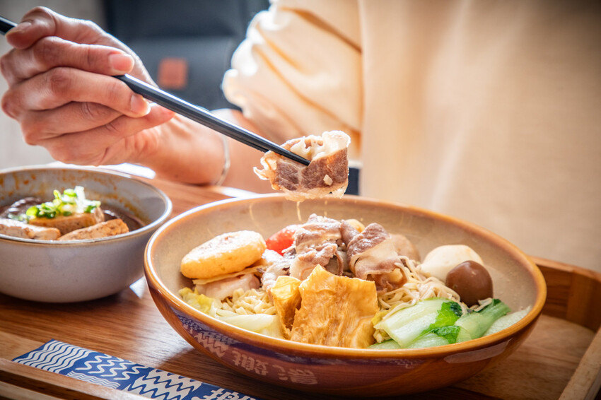 靠一碗湯征服上班族！配料澎湃、湯頭厲害爆紅湯煮料理，價位還很親民