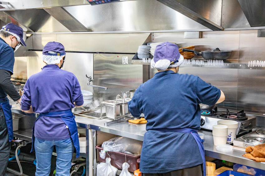 搬湯弄煮-台北八德店｜靠一碗湯征服上班族！配料澎湃、湯頭厲害爆紅湯煮料理，價位還很親民