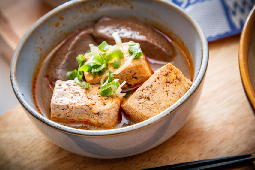 搬湯弄煮-台北八德店｜靠一碗湯征服上班族！配料澎湃、湯頭厲害爆紅湯煮料理，價位還很親民