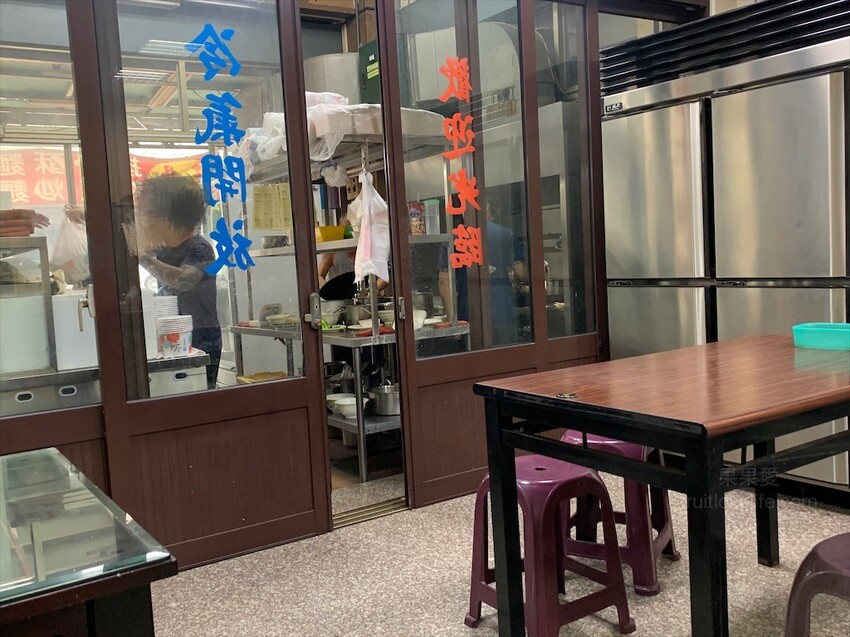 三鼎排骨酥麵⟩台中大里美食，住宅區裡的中式熱炒小吃店，除了炒飯炒麵，還有許多道家常菜可選擇 @果果愛Fruitlove