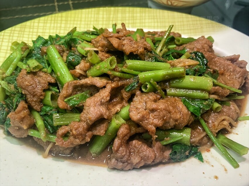 三鼎排骨酥麵⟩台中大里美食，住宅區裡的中式熱炒小吃店，除了炒飯炒麵，還有許多道家常菜可選擇 @果果愛Fruitlove