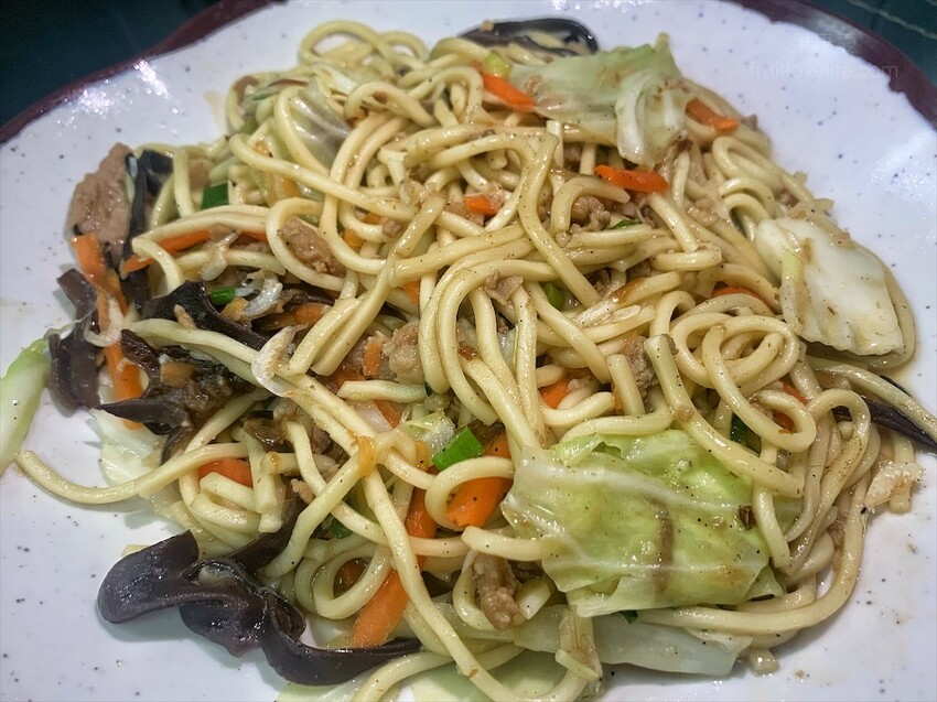 三鼎排骨酥麵⟩台中大里美食，住宅區裡的中式熱炒小吃店，除了炒飯炒麵，還有許多道家常菜可選擇 @果果愛Fruitlove