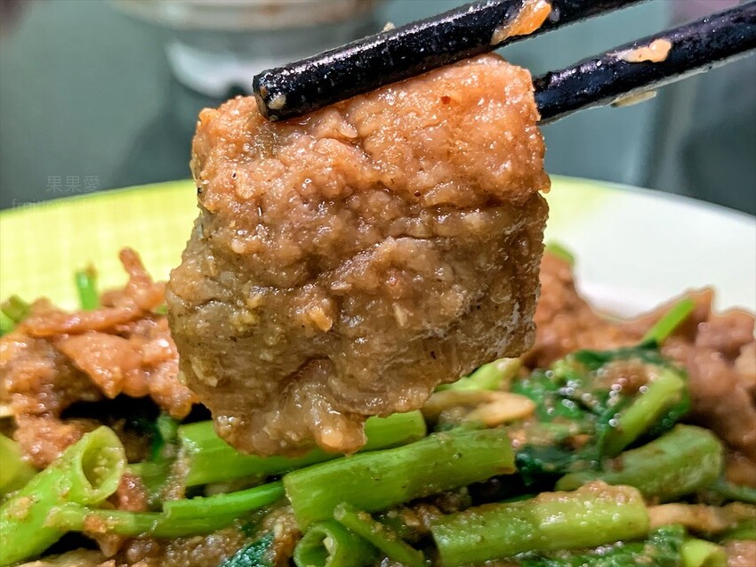 三鼎排骨酥麵⟩台中大里美食，住宅區裡的中式熱炒小吃店，除了炒飯炒麵，還有許多道家常菜可選擇 @果果愛Fruitlove