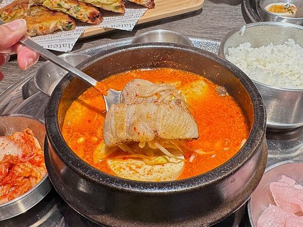 中山區美食推薦　金春喜韓廚豬肉湯飯，米塔集團旗下、一人用餐友善新選擇