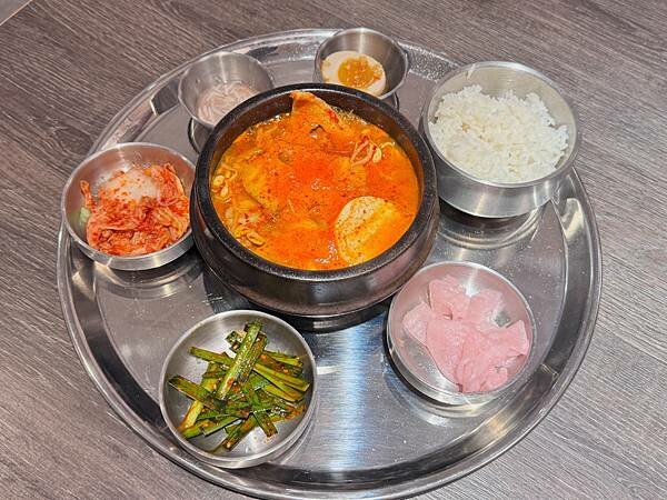 中山區美食推薦　金春喜韓廚豬肉湯飯，米塔集團旗下、一人用餐友善新選擇