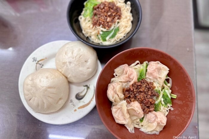 台中早餐在地老饕帶路!忠孝夜市必吃無名虱目魚粥、滷到入味的Q彈爌肉飯!