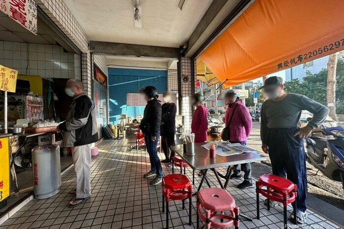 台中早餐在地老饕帶路!忠孝夜市必吃無名虱目魚粥、滷到入味的Q彈爌肉飯!