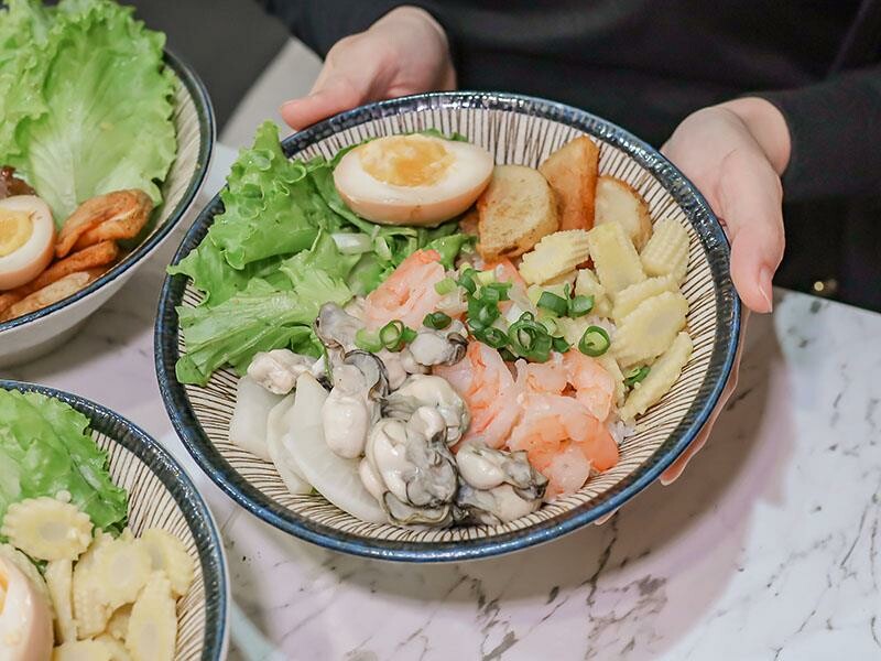 新竹竹北上班族午餐首選:「竹北屋野職人燒肉」炙燒牛五花丼飯、鹹酥雞丼飯超優惠!