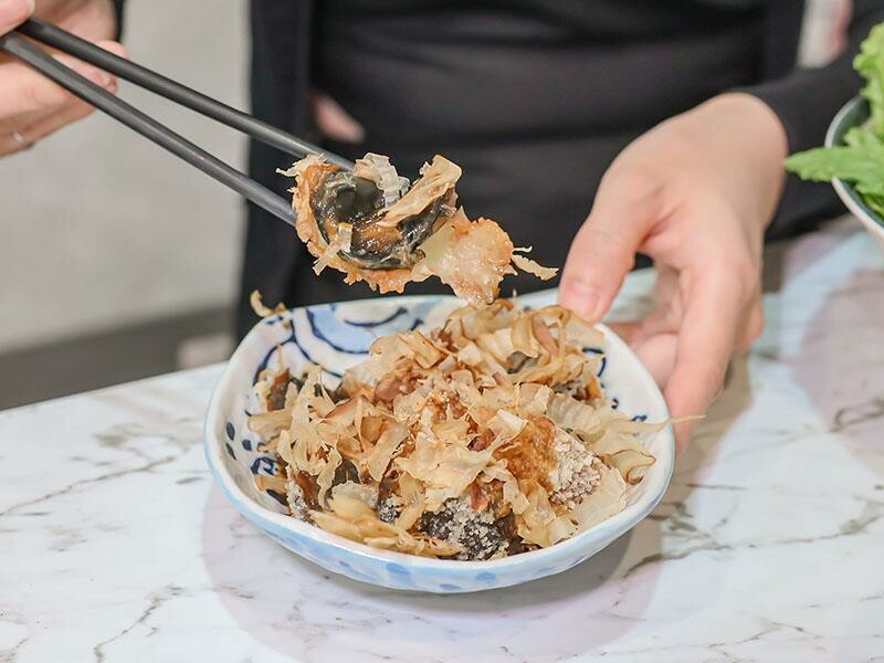 新竹竹北上班族午餐首選:「竹北屋野職人燒肉」炙燒牛五花丼飯、鹹酥雞丼飯超優惠!