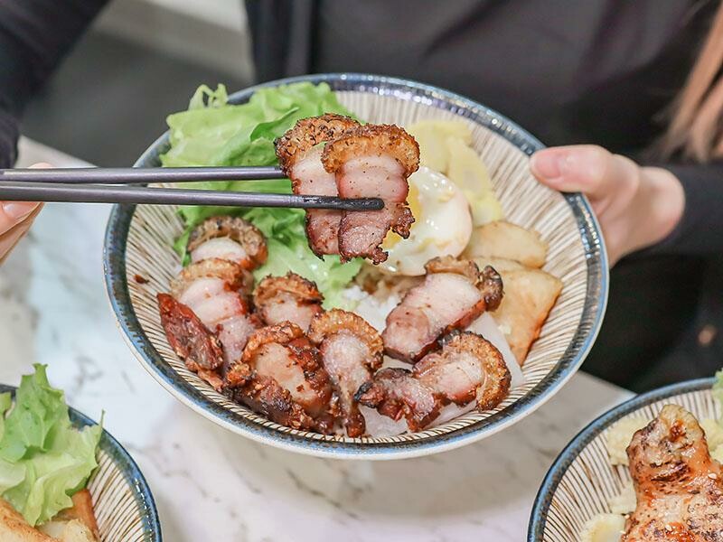 新竹竹北上班族午餐首選:「竹北屋野職人燒肉」炙燒牛五花丼飯、鹹酥雞丼飯超優惠!