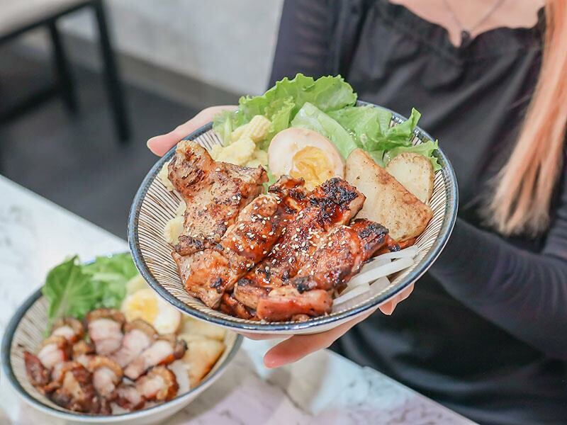 新竹竹北上班族午餐首選:「竹北屋野職人燒肉」炙燒牛五花丼飯、鹹酥雞丼飯超優惠!
