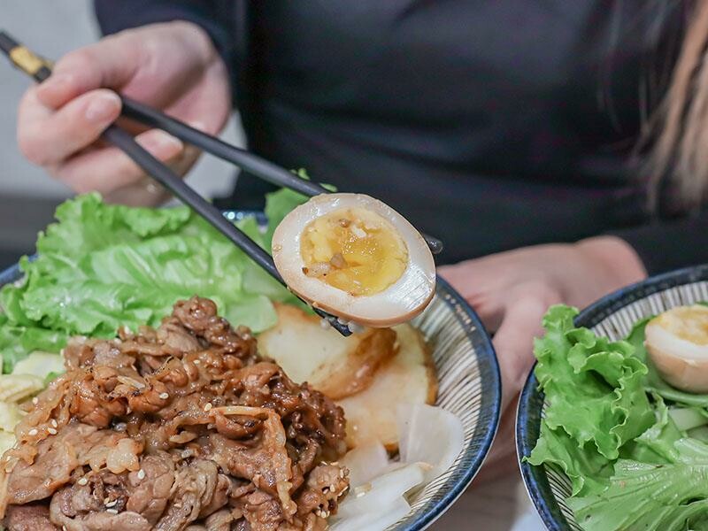 新竹竹北上班族午餐首選:「竹北屋野職人燒肉」炙燒牛五花丼飯、鹹酥雞丼飯超優惠!