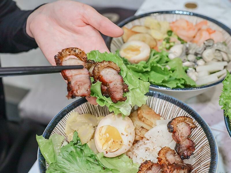 新竹竹北上班族午餐首選:「竹北屋野職人燒肉」炙燒牛五花丼飯、鹹酥雞丼飯超優惠!