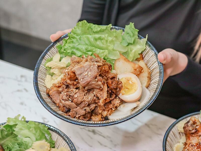 新竹竹北上班族午餐首選:「竹北屋野職人燒肉」炙燒牛五花丼飯、鹹酥雞丼飯超優惠!