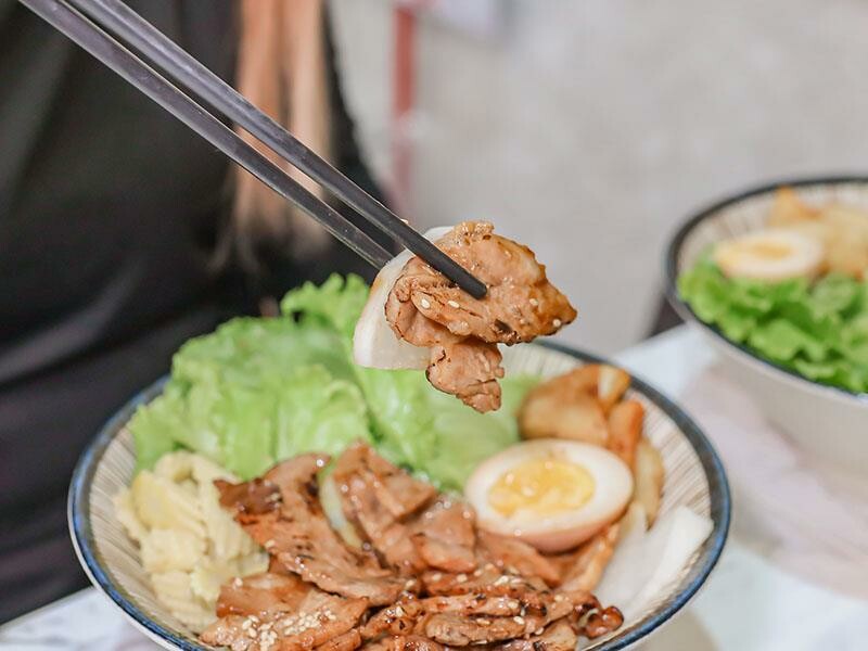 新竹竹北上班族午餐首選:「竹北屋野職人燒肉」炙燒牛五花丼飯、鹹酥雞丼飯超優惠!