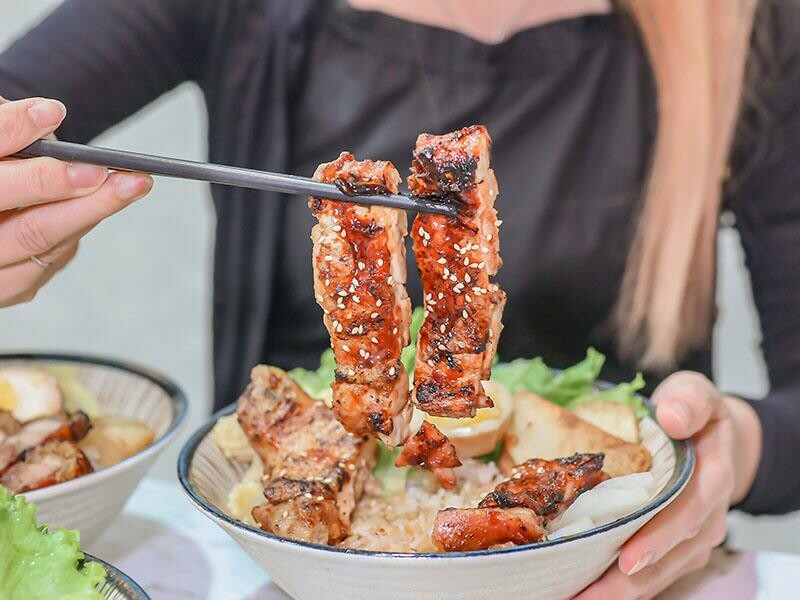新竹竹北上班族午餐首選:「竹北屋野職人燒肉」炙燒牛五花丼飯、鹹酥雞丼飯超優惠!