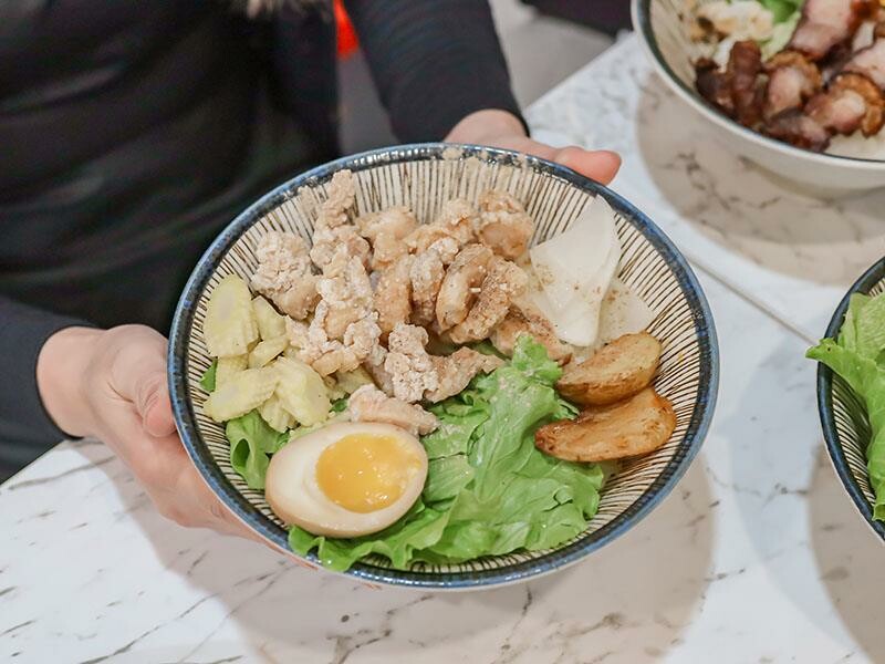 新竹竹北上班族午餐首選:「竹北屋野職人燒肉」炙燒牛五花丼飯、鹹酥雞丼飯超優惠!