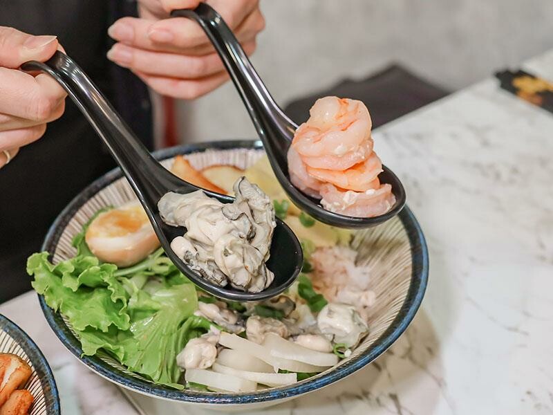 新竹竹北上班族午餐首選:「竹北屋野職人燒肉」炙燒牛五花丼飯、鹹酥雞丼飯超優惠!