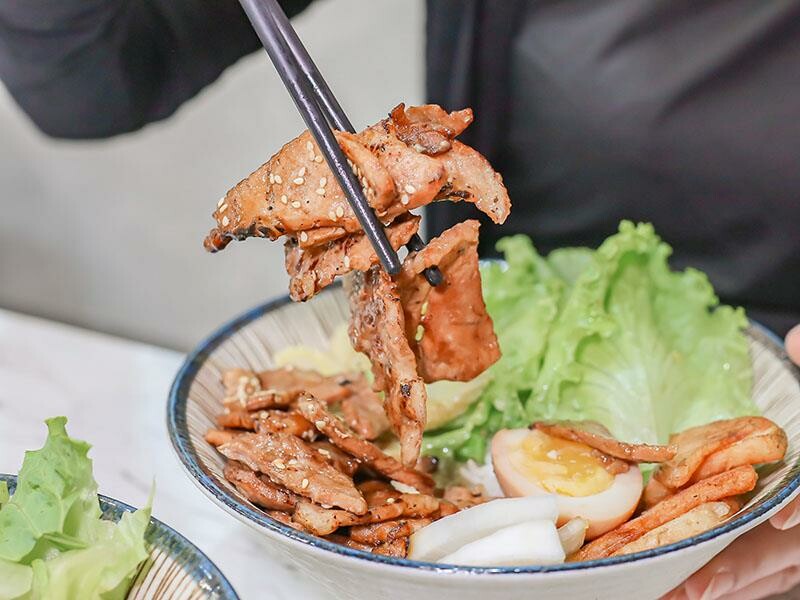 新竹竹北上班族午餐首選:「竹北屋野職人燒肉」炙燒牛五花丼飯、鹹酥雞丼飯超優惠!