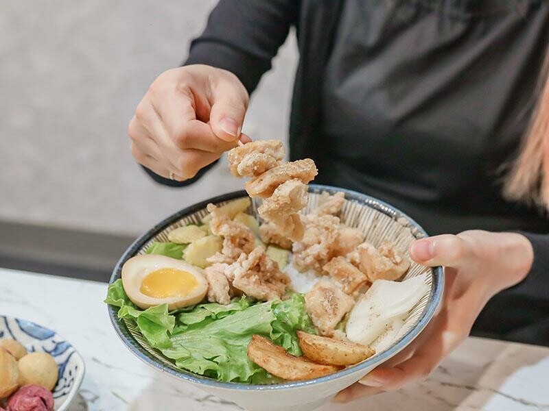 新竹竹北上班族午餐首選:「竹北屋野職人燒肉」炙燒牛五花丼飯、鹹酥雞丼飯超優惠!