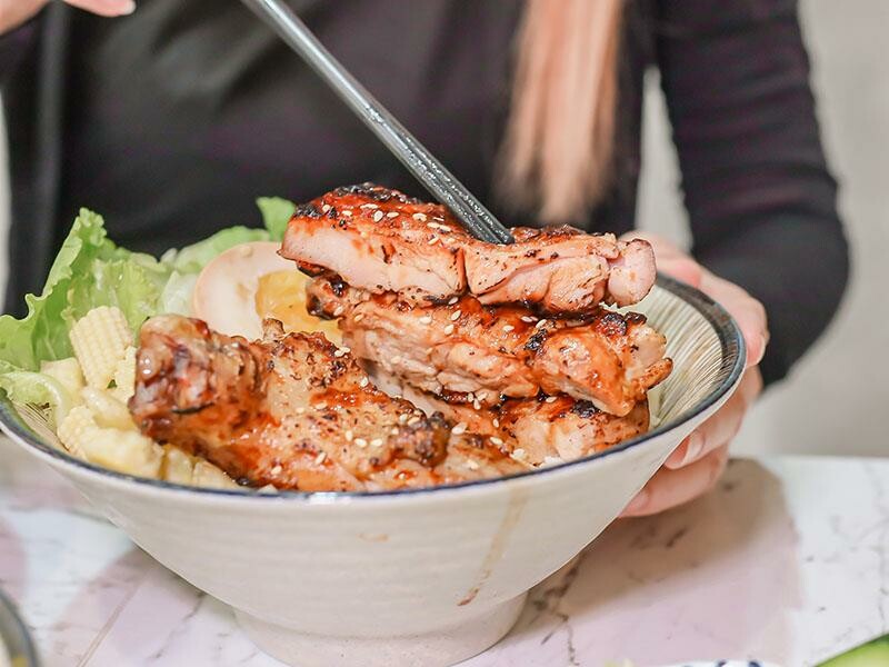 新竹竹北上班族午餐首選:「竹北屋野職人燒肉」炙燒牛五花丼飯、鹹酥雞丼飯超優惠!