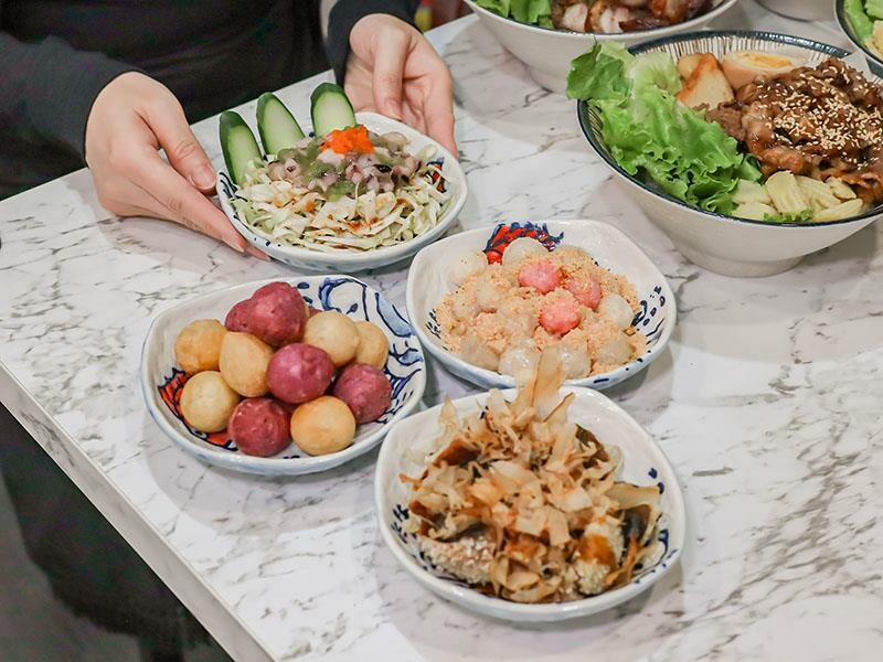 新竹竹北上班族午餐首選:「竹北屋野職人燒肉」炙燒牛五花丼飯、鹹酥雞丼飯超優惠!