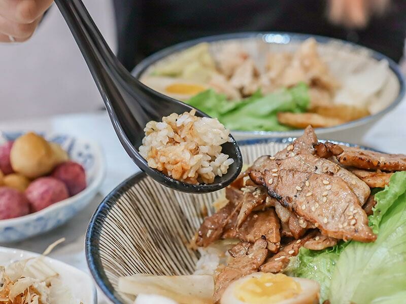 新竹竹北上班族午餐首選:「竹北屋野職人燒肉」炙燒牛五花丼飯、鹹酥雞丼飯超優惠!
