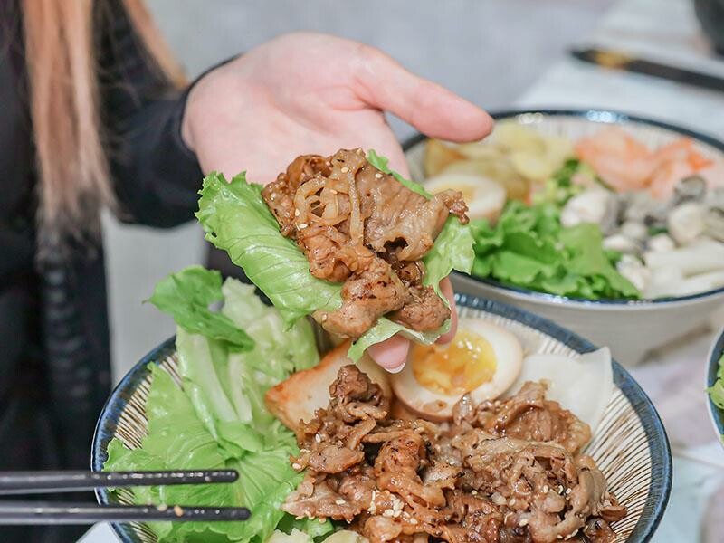 新竹竹北上班族午餐首選:「竹北屋野職人燒肉」炙燒牛五花丼飯、鹹酥雞丼飯超優惠!
