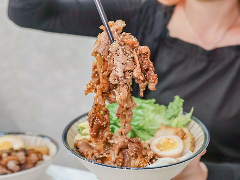 新竹竹北上班族午餐首選:「竹北屋野職人燒肉」炙燒牛五花丼飯、鹹酥雞丼飯超優惠!