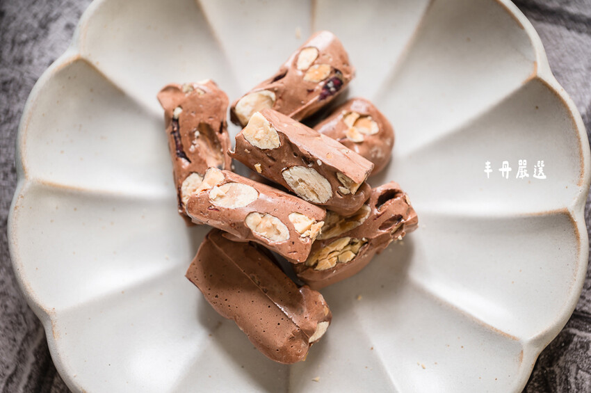 ｜台中伴手禮｜丰丹嚴選本舖，大推松子茶酥／桂圓南棗核桃糕，不只用料實在、無任何人工添加，禮盒也非常有質感！ - 婷兒旅行地圖