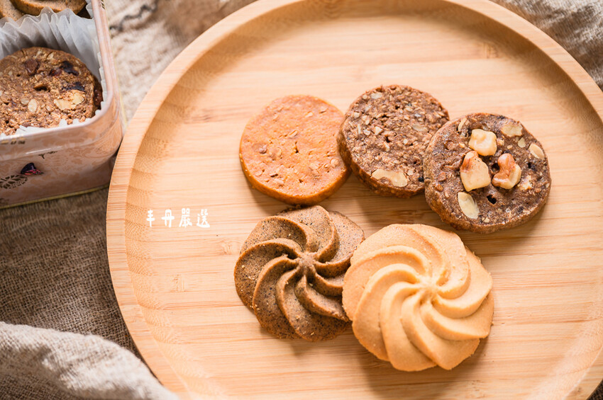 ｜台中伴手禮｜丰丹嚴選本舖，大推松子茶酥／桂圓南棗核桃糕，不只用料實在、無任何人工添加，禮盒也非常有質感！ - 婷兒旅行地圖