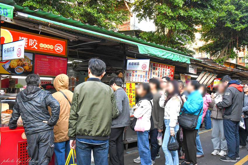 沒有排隊真的吃不到！本來以為蚵嗲最好吃，沒想到蘿蔔糕跟芹菜捲更好吃！