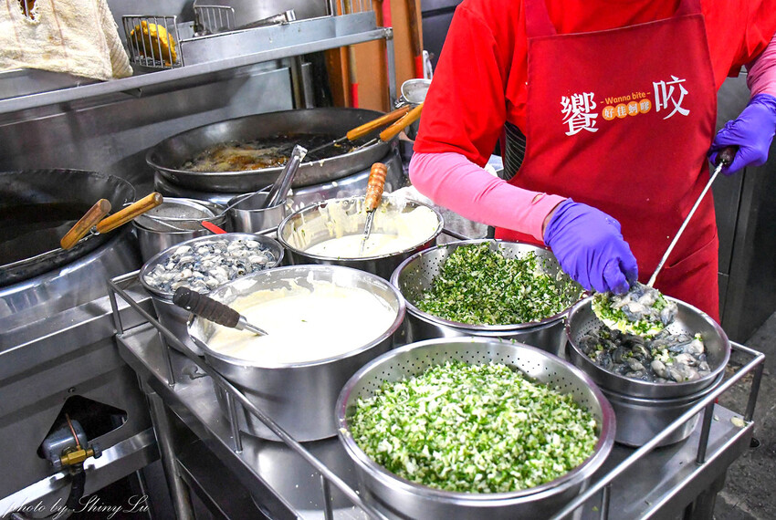 沒有排隊真的吃不到！本來以為蚵嗲最好吃，沒想到蘿蔔糕跟芹菜捲更好吃！