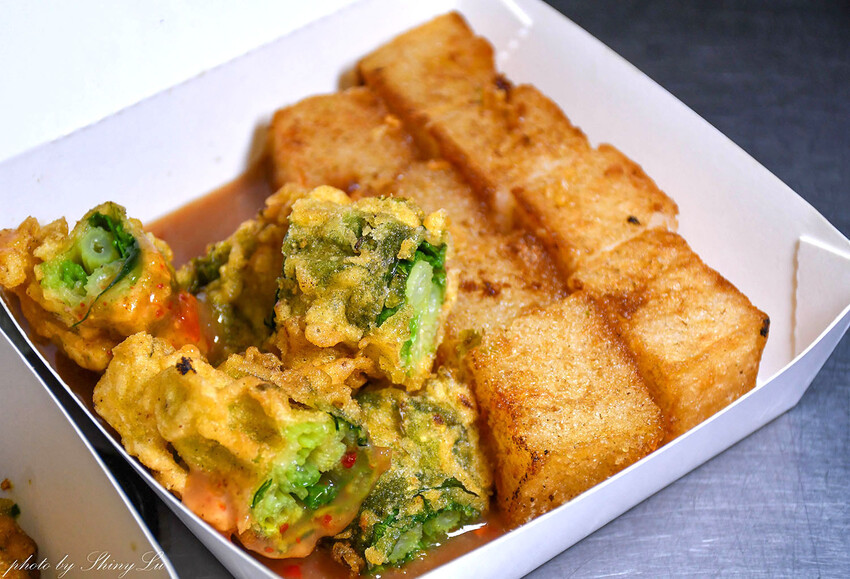 沒有排隊真的吃不到！本來以為蚵嗲最好吃，沒想到蘿蔔糕跟芹菜捲更好吃！