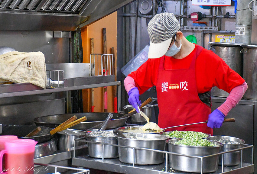 沒有排隊真的吃不到！本來以為蚵嗲最好吃，沒想到蘿蔔糕跟芹菜捲更好吃！