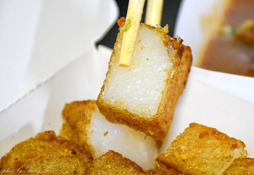 沒有排隊真的吃不到！本來以為蚵嗲最好吃，沒想到蘿蔔糕跟芹菜捲更好吃！