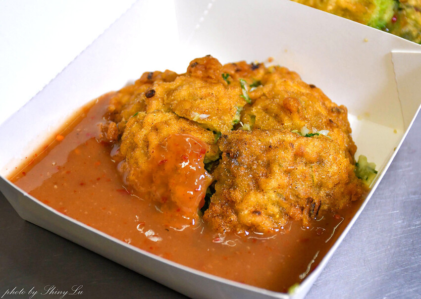 沒有排隊真的吃不到！本來以為蚵嗲最好吃，沒想到蘿蔔糕跟芹菜捲更好吃！