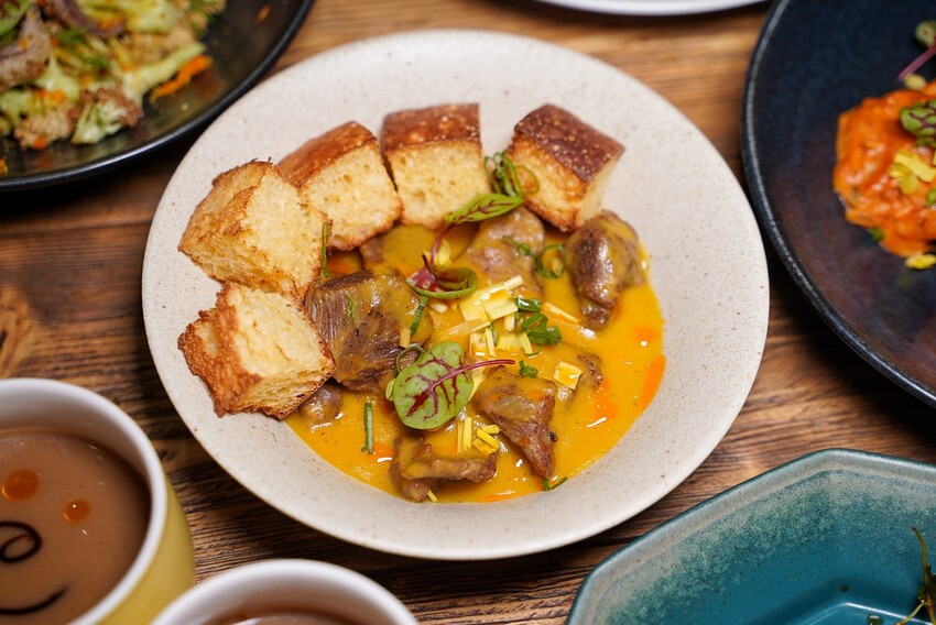 苗栗低調寶藏店「阿發西式小食室」,絕對是約會聚餐首選推薦!每道精緻擺盤的料理都只要$100~$200,真的相當平價,重點還很好吃又有特色! - 阿華田的美食日記