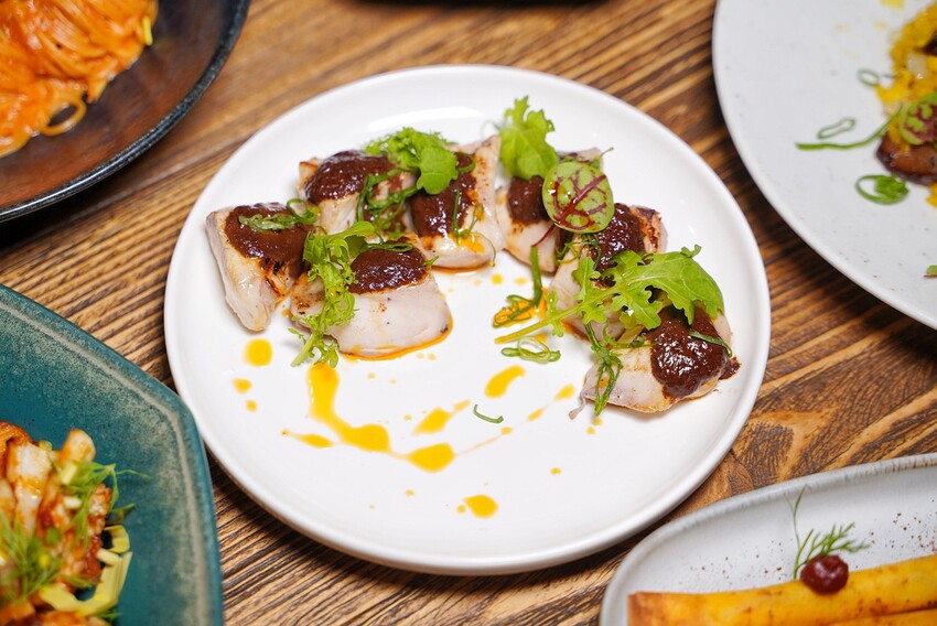 苗栗低調寶藏店「阿發西式小食室」,絕對是約會聚餐首選推薦!每道精緻擺盤的料理都只要$100~$200,真的相當平價,重點還很好吃又有特色! - 阿華田的美食日記