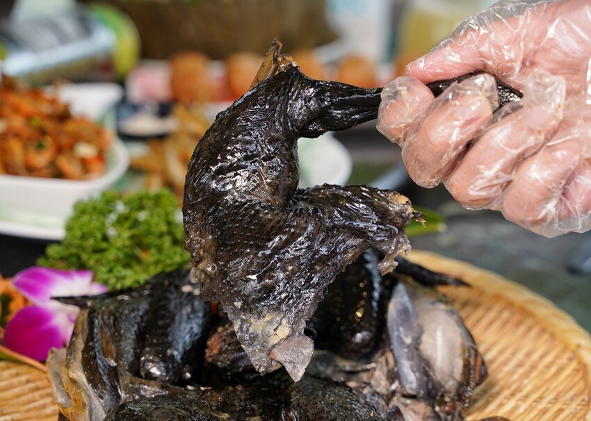 觀音山必吃平價土雞城「綠野山莊花園餐廳」,高雄大社在地30年老字號,鐵道送餐服務超級酷!雞肉料理多達30種選擇,聚餐首選推薦! - 阿華田的美食日記