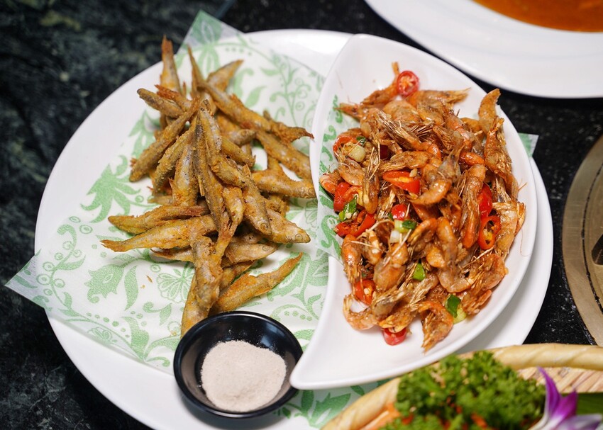 觀音山必吃平價土雞城「綠野山莊花園餐廳」,高雄大社在地30年老字號,鐵道送餐服務超級酷!雞肉料理多達30種選擇,聚餐首選推薦! - 阿華田的美食日記