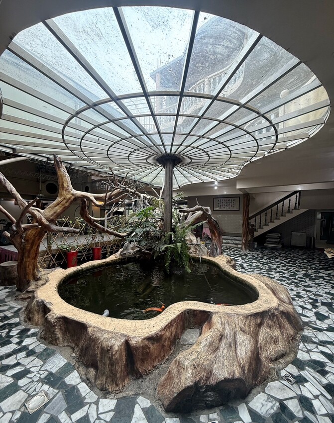 觀音山必吃平價土雞城「綠野山莊花園餐廳」,高雄大社在地30年老字號,鐵道送餐服務超級酷!雞肉料理多達30種選擇,聚餐首選推薦! - 阿華田的美食日記